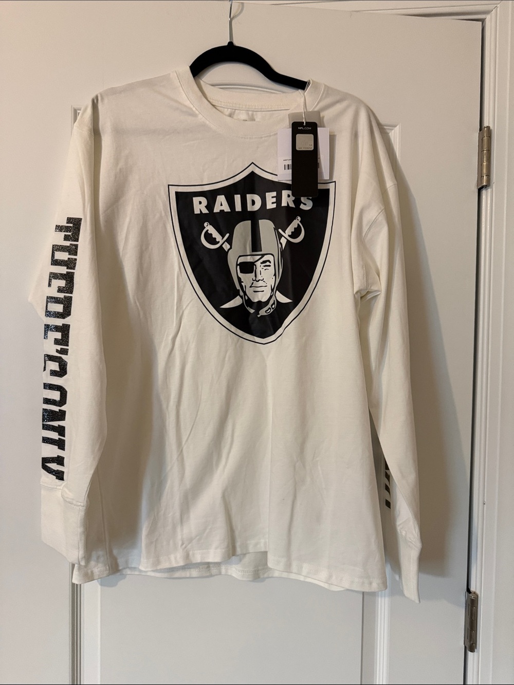 Las Vegas Raiders White Long-Sleeve Graphic Tee